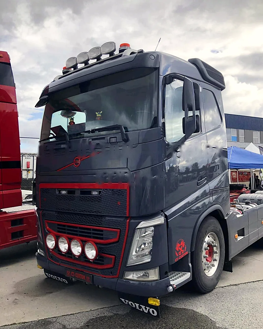 Volvo FH avec rampe LED et liseré rouge