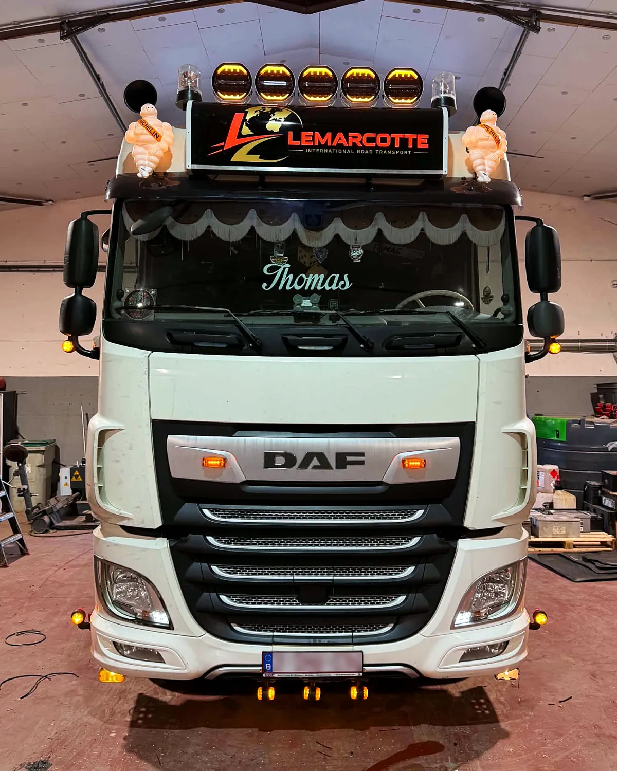 DAF XF après passage chez CT-Custom : rampe de 5 phares LED, caisson lumineux, feux ambre