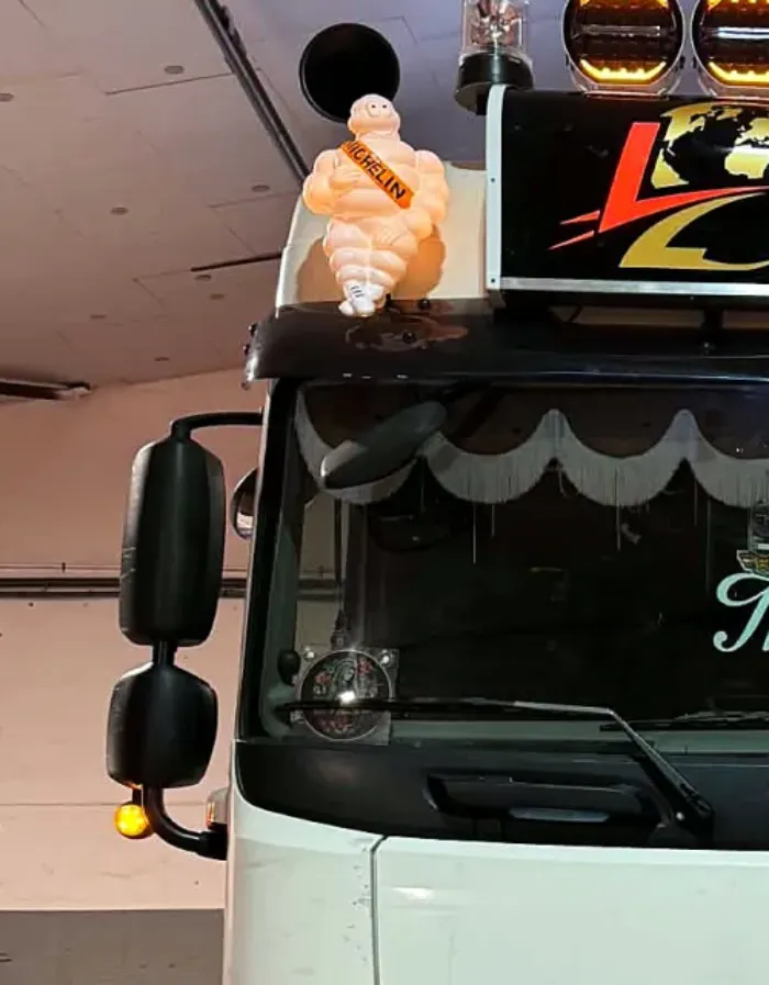 Rétroviseur avec feu ambre et figurine Michelin sur le toit