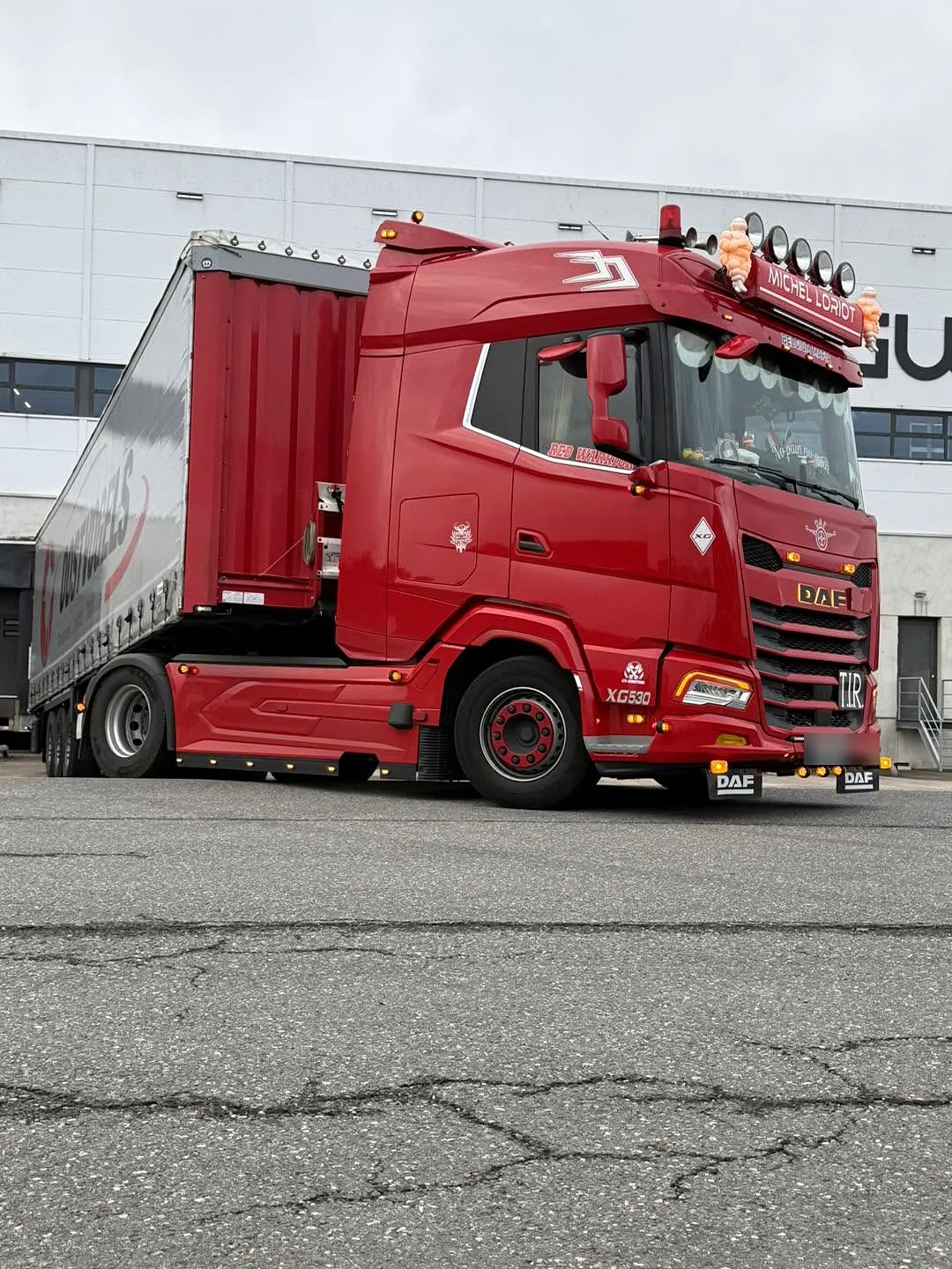 DAF XG rouge avec rampe de toit, figurines et logo CT-Custom
