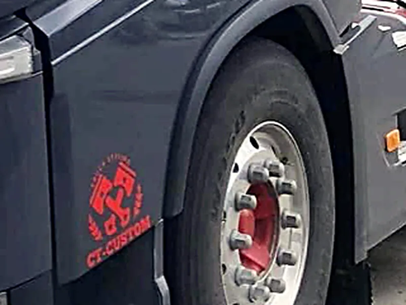Logo CT-Custom en sticker sur l'aile