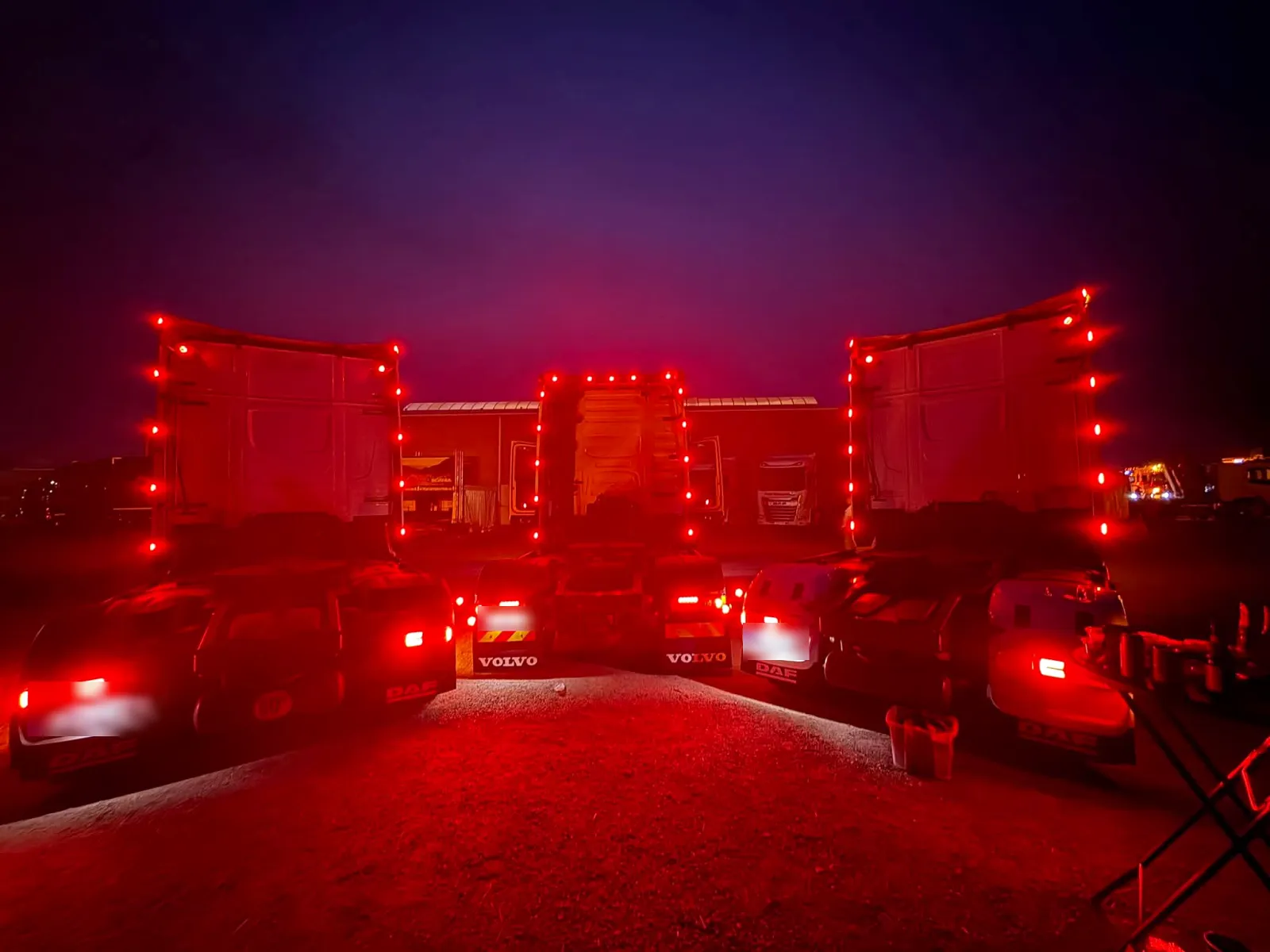 Arrière de trois tracteurs avec feux rouges sur les déflecteurs