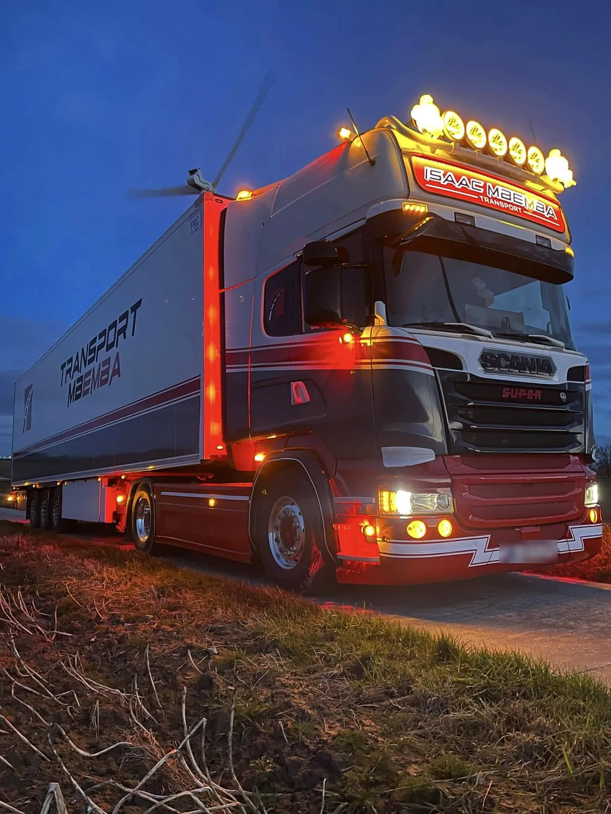 Scania de nuit, rampe de 6 phares et caisson lumineux