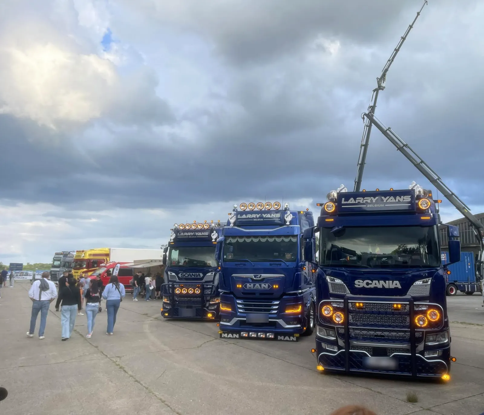 Scania et MAN bleus avec rampes de phares, en exposition